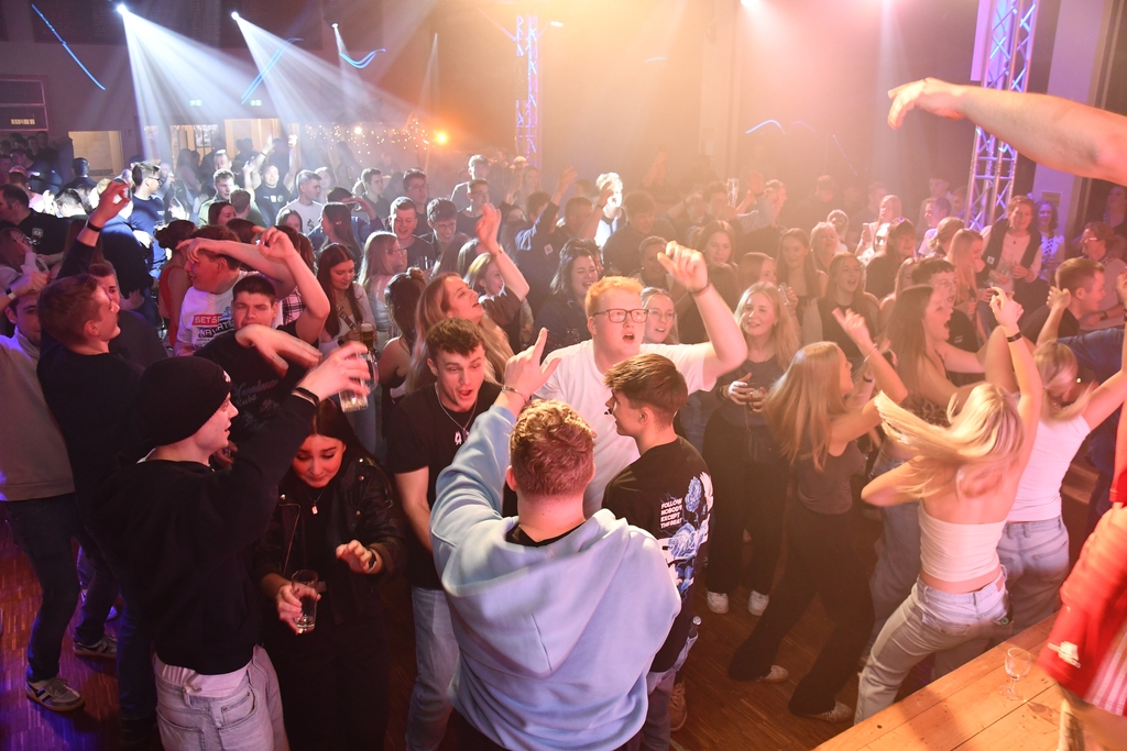 Willi Wampe heizt Salweyer Schützenhalle ein 